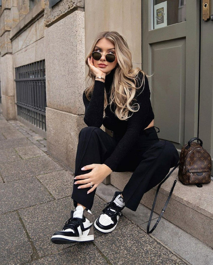 Street style with a black quilted shoulder bag